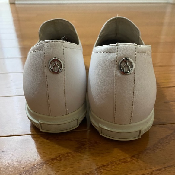 Preowned wishbone shoes size 8 -white & silver - Picture 2 of 6